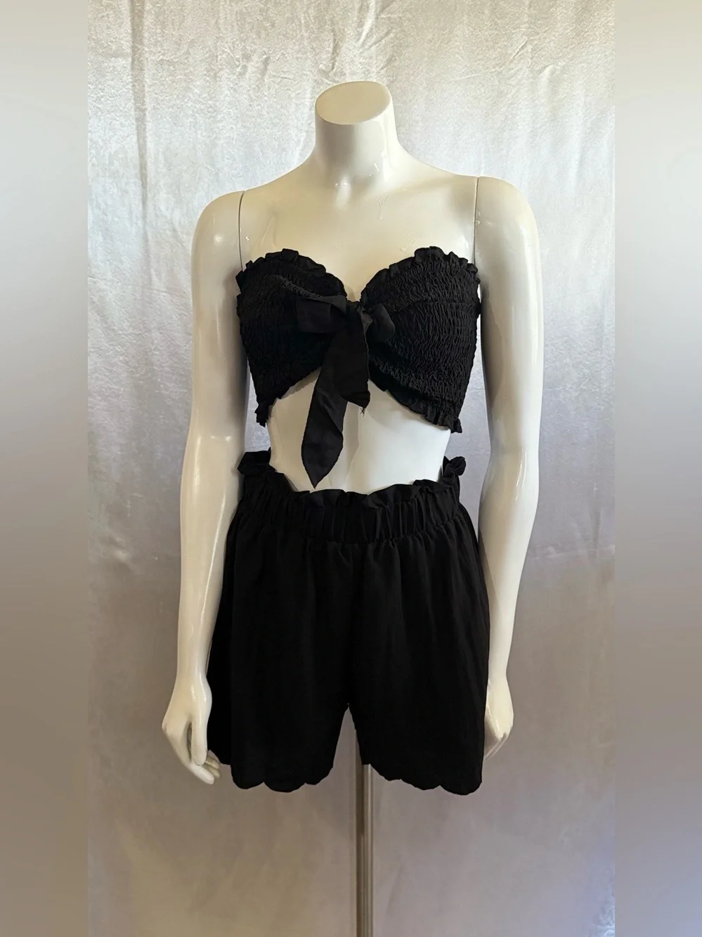 Black Scallop-Hem Elastic Waist Women's Shorts